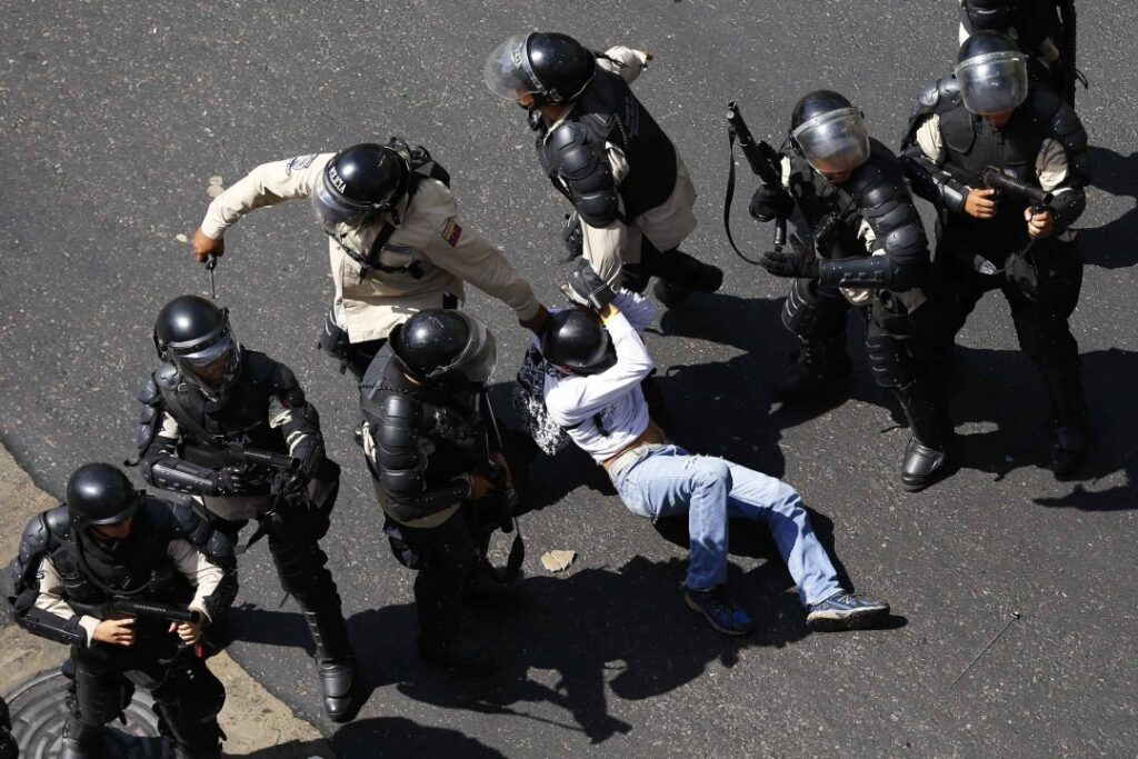 Instituto Casla alerta a UE sobre patrones de represión comunes en Cuba, Nicaragua y Venezuela Durante su participación ante la Asamblea Parlamentaria Euro-Latinoamericana del Parlamento Europeo el 22 de septiembre de 2025, el Instituto Casla advirtió que las dictaduras de Cuba, Nicaragua y Venezuela comparten mecanismos de represión que configuran un “sistema criminal transnacional” basado en la persecución de la disidencia, el control absoluto del poder y la comisión de crímenes de lesa humanidad. Así lo denunció la abogada y defensora de derechos humanos venezolana, Tamara Sujú, directora ejecutiva del Instituto Casla, un centro de investigación y análisis en asuntos relacionados con la defensa de la democracia, el estado de derecho y los derechos humanos en América Latina. En su intervención, Sujú aseguró que en los tres países se repite la criminalización de la protesta, la ejecución extrajudicial de opositores, la censura y el control de los medios de comunicación, así como la instrumentalización del sistema judicial como herramienta de castigo político. “No existe Estado de derecho, solo aparatos de represión que recurren a detenciones arbitrarias, procesos judiciales sin garantías y la utilización de grupos paramilitares y parapolicías”. Venezuela: un aparato de represión planificado Para Sujú en Venezuela opera una red criminal transnacional encabezada por Nicolás Maduro y su cúpula, que actúa como un aparato de dominación sustentado en el terrorismo de Estado, la violencia sistemática y la represión planificada. Según lo que explicó, la organización de esta red criminal se produjo a partir de la integración de fuerzas civiles, militares, policiales y paramilitares bajo el mando directo de Maduro y, posteriormente esta tarea se delegó en el Consejo de Defensa y de Seguridad, el órgano de defensa integral y nuevas tropas especiales encapuchadas y sin identificación que ejecutan órdenes de control total dentro del país. Tal entramado no solo desconoció los resultados de las elecciones presidenciales el 28 de julio de 2024 mediante un fraude, sino que consolidó un aparato represivo que incluye detenciones arbitrarias, desapariciones forzadas y torturas sistemáticas, y que incluso se ha extendido a la detención de familiares de opositores como forma de intimidación colectiva. Aclaró que este sistema fue planificado, pues para ello se remodelaron y construyeron con anticipación nuevas cárceles y centros de tortura, donde más de 1.700 personas han sido sometidas a tratos crueles e inhumanos. Como muestra de ello, el Instituto Casla ha documentado los casos de más de 1.700 víctimas de tortura en estos centros, así como 383 detenciones de opositores en un año, incluidos 116 miembros del partido Vente Venezuela -fundado por María Corina Machado-, 18 periodistas y dirigentes de otras fuerzas políticas. Acerca de las prácticas violatorias a los DDHH empleadas contra presos políticos en Venezuela, Suju mencionó las golpizas, los colgamientos, las descargas eléctricas en genitales, el aislamiento prolongado, la privación de agua y alimentos, y las humillaciones sexuales. A esto le sumó la tortura psicológica, que ha generado olas de intentos de suicidio dentro de los centros de detención. Nicaragua: consolidación del poder absoluto Al igual que en Venezuela, Sujú expresó que en Nicaragua las desapariciones forzadas y detenciones selectivas caracterizan el terrorismo de Estado aplicado. Denunció que en los últimos meses se ha intensificado la represión y se ha consumado la concentración de poder en la pareja presidencial compuesta por Daniel Ortega y Rosario Murillo, quienes, gracias a la reciente reforma constitucional, han establecido una “codictadura” que liquida la separación de poderes y convierte al aparato estatal en un instrumento directo del Ejecutivo. En Nicaragua el Instituto Casla ha documentado 73 presos políticos, 33 de ellos bajo desaparición forzada. Además, a 259 nicaragüenses se les prohibió el ingreso al país y 434 han sido expulsados, entre ellos 357 prisioneros políticos. De igual forma, hay casos de persecuciones y amenazas extraterritoriales, incluidos intentos de secuestro, tres asesinatos sin esclarecer y más de 1.000 opositores en condición de apátridas. Cuba: presos políticos y tortura sistemática De acuerdo con cifras de la ONG Prisoners Defenders citadas por Tamara Sujú, en Cuba se registraron 1.185 presos políticos, incluidos menores de edad, artistas y periodistas; entre los que se encuentran opositores como José Daniel Ferrer y Maykel Castillo Pérez. Según las denuncias, estos presos políticos están sometidos a golpizas, aislamiento en celdas plagadas de insectos, privación de alimentos y torturas psicológicas. También señaló que el régimen cubano “no solo comete crímenes de lesa humanidad en su territorio, sino que coopera con la estructura criminal de Nicolás Maduro para la planificación y ejecución de estos delitos en Venezuela”. Ante esta realidad Suju pidió a los eurodiputados y a la comunidad internacional no guardar silencio ante los crímenes de lesa humanidad en Venezuela, Nicaragua y Cuba y recordó que las denuncias recabadas por el Instituto Casla forman parte de expedientes ante instancias internacionales de justicia.