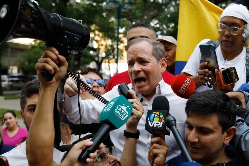Juan Pablo Guanipa habla tras ser liberado de prisión en Caracas, Venezuela, el domingo 8 de febrero de 2026. Fotografía de APCristian Hernandez