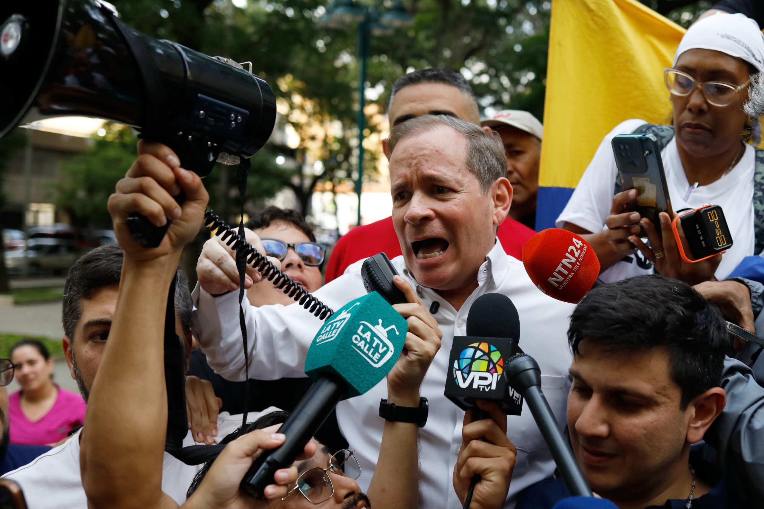 Juan Pablo Guanipa habla tras ser liberado de prisión en Caracas, Venezuela, el domingo 8 de febrero de 2026. Fotografía de APCristian Hernandez