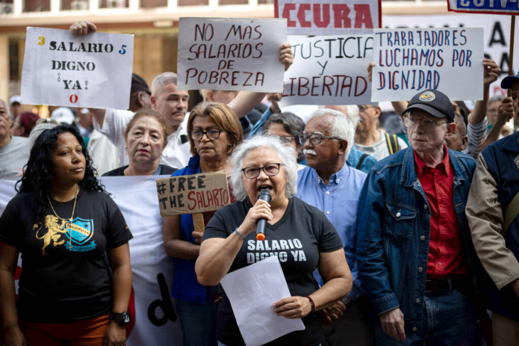La integrante de la Unidad Democrática del Sector Educativo Raquel Figueroa (c) habla durante una protesta para exigir un aumento de salarios y pensiones, frente al Ministerio del Trabajo en Caracas, 26/02/2026. Foto: EFE/ Ronald Peña R