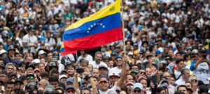 Ciudadanos asisten a una manifestación de apoyo al candidato a la presidencia de Venezuela Edmundo González Urrutia este martes, en Caracas (Venezuela).Ronald Pena