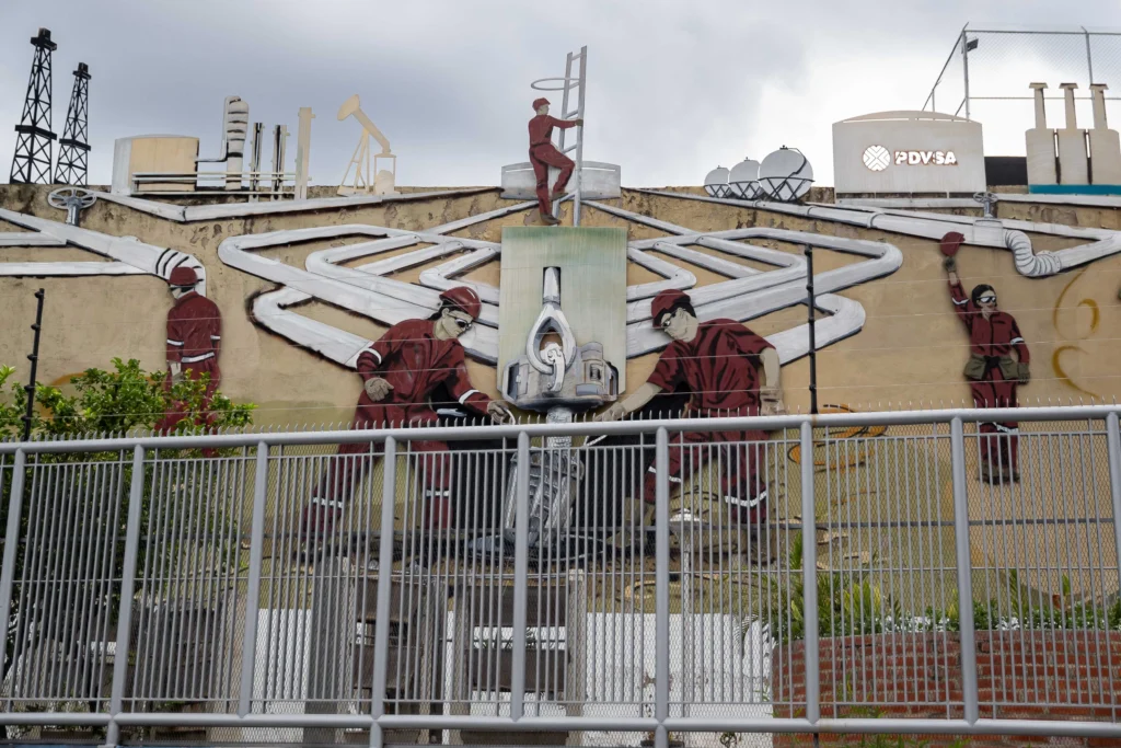 Fotografía del 3 de octubre de 2024 de un mural de la empresa Petróleos de Venezuela Sociedad Anónima (PDVSA). EFE/ Ronald Peña