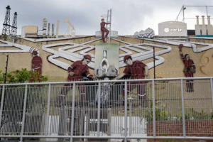Fotografía del 3 de octubre de 2024 de un mural de la empresa Petróleos de Venezuela Sociedad Anónima (PDVSA). EFE/ Ronald Peña