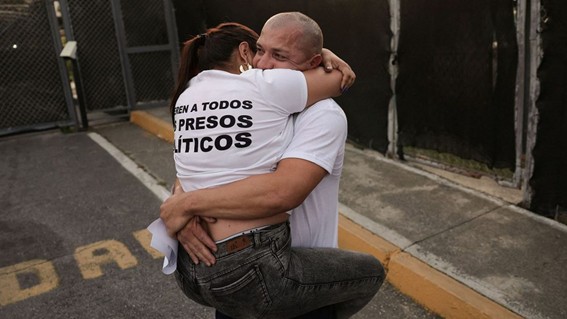 Reinaldo Morillo abraza a su esposa Grecia Arana tras su liberación del centro de detención el Rodeo, en Guatire, Venezuela. Foto: REUTERS/Gaby Oraa