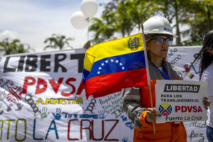 Un grupo de personas exige la liberación de 170 trabajadores de PDVSA. Caracas, 2026. Foto: EFE