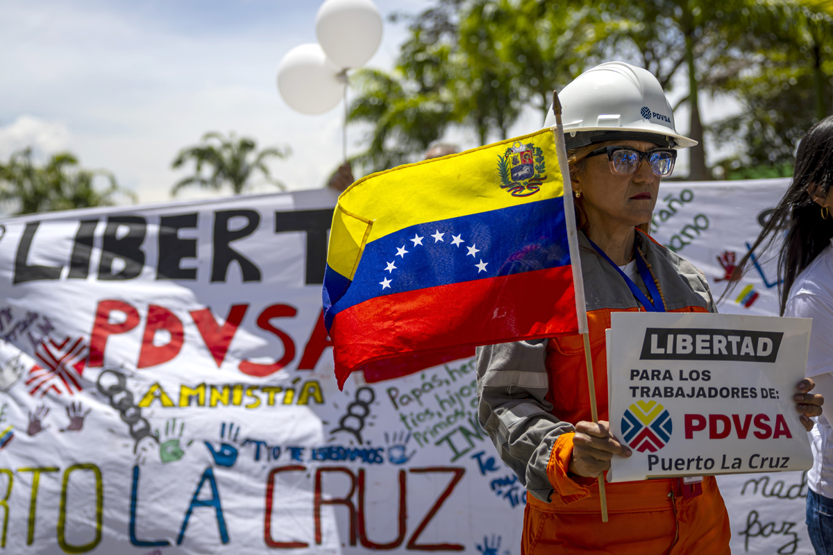 Un grupo de personas exige la liberación de 170 trabajadores de PDVSA. Caracas, 2026. Foto: EFE