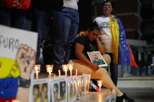 Familiares de detenidos que, según dicen, se encuentran retenidos por motivos políticos esperan afuera de El Helicoide, sede del servicio de inteligencia de Venezuela y centro de detención, luego que la Asamblea Nacional aprobara un proyecto de ley de amnistía, el jueves 19 de febrero de 2026, en Caracas. (Foto: AP/Cristian Hernandez)