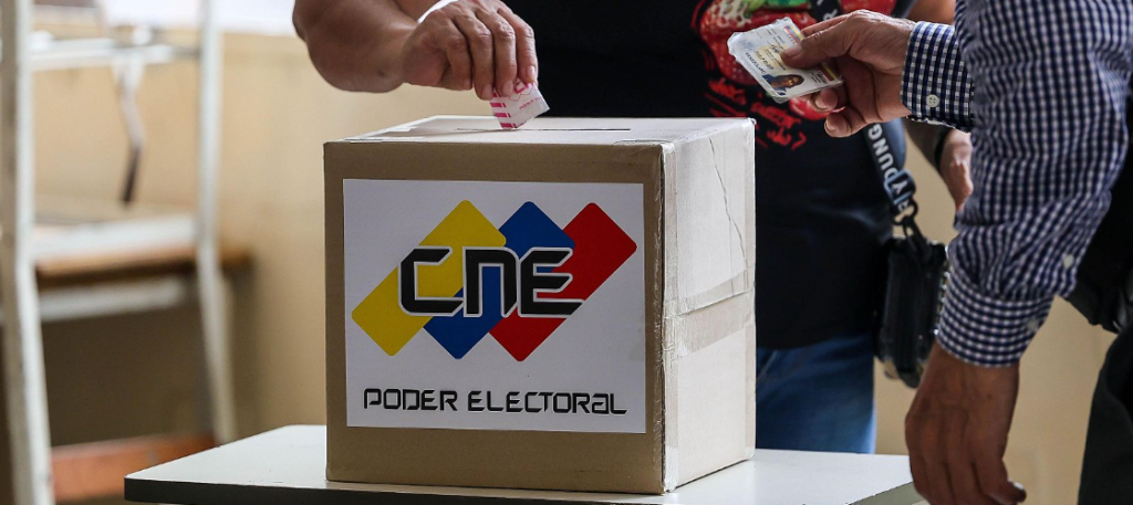 Una persona vota en las elecciones parlamentarias en Carcas, Venezuela. Miguel Gutierrez/EFE
