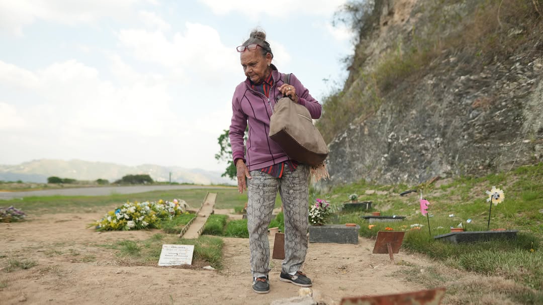 Carmen Navas en la tumba de hijo, minutos después de saber que está muerto. Foto: Rafael Hernández