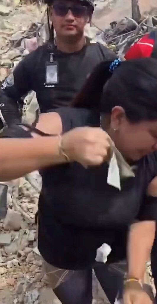 Mujeres rompen dólares que ha encontrado entre los escombros un funcionario del CICPC que pretendía robarlos.