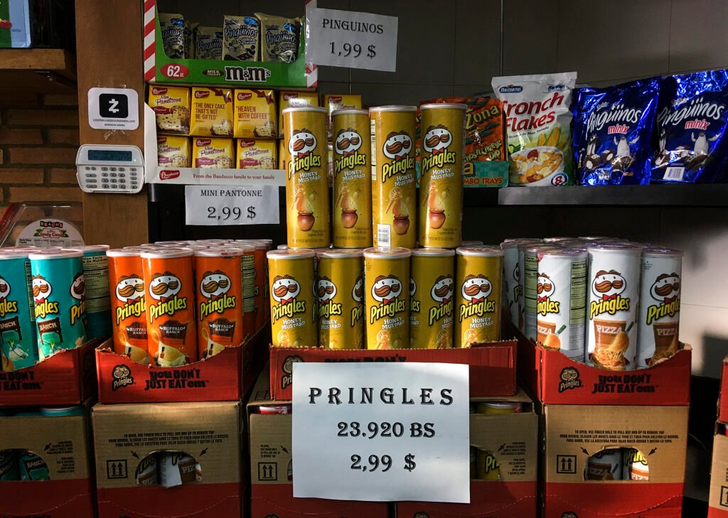 Precios en dólares y bolívares de los productos en Venezuela. Foto: Matias Delacroix/Getty Images