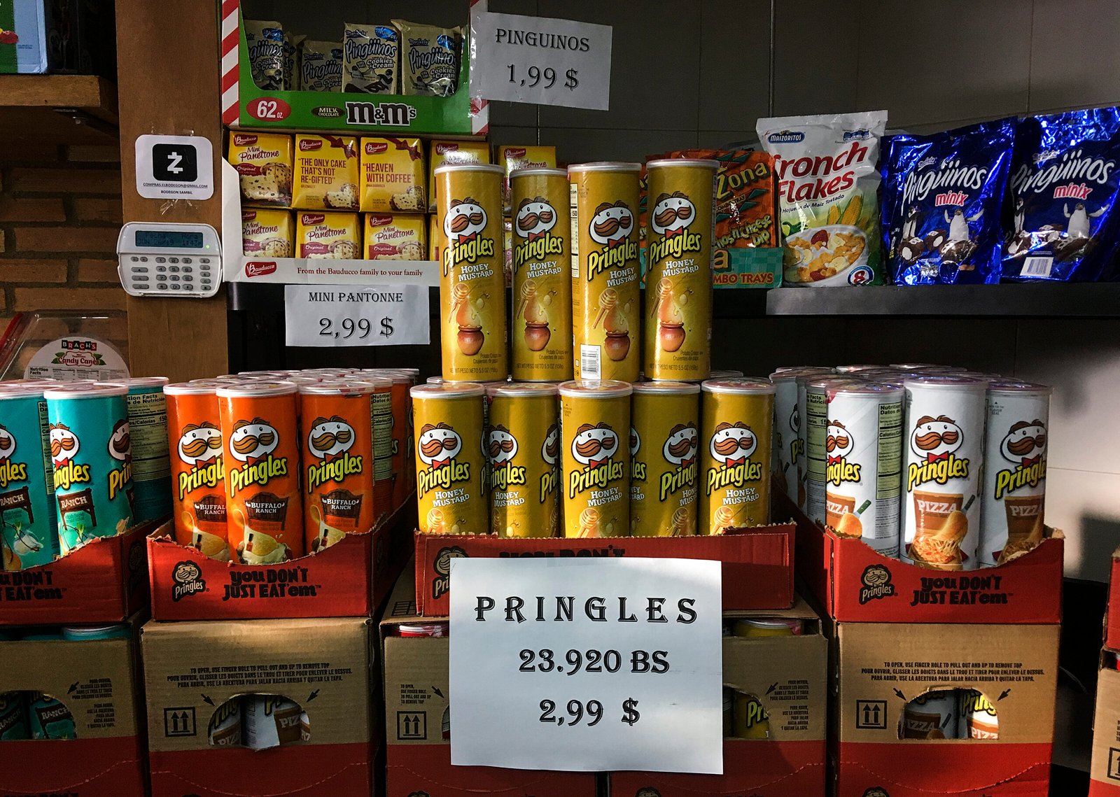 Precios en dólares y bolívares de los productos en Venezuela. Foto: Matias Delacroix/Getty Images
