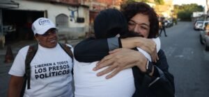 Familiares de los presos políticos se abrazan a las afueras del centro penitenciario Rodeo I. Foto: Ronald Peña R