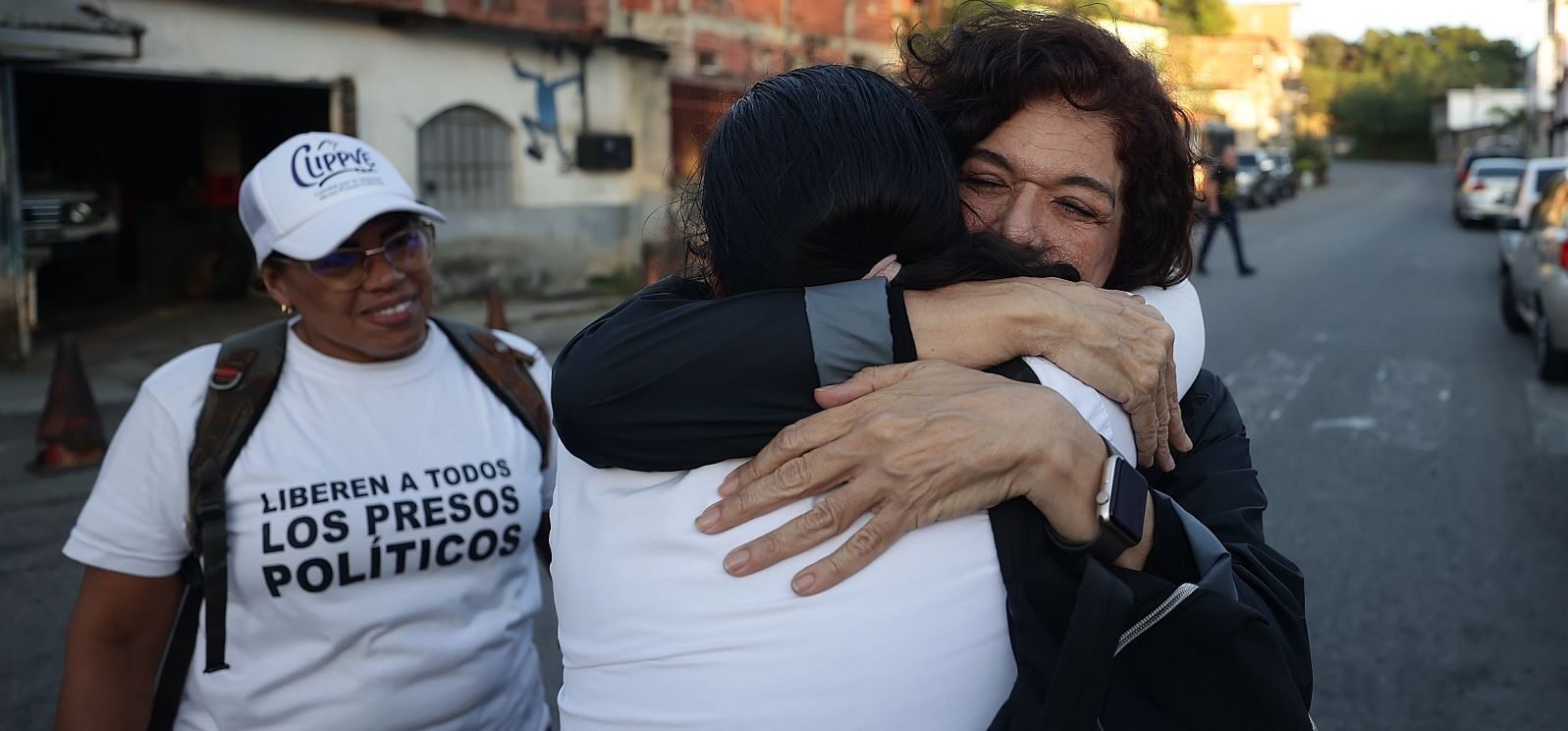 Familiares de los presos políticos se abrazan a las afueras del centro penitenciario Rodeo I. Foto: Ronald Peña R