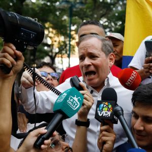 Juan Pablo Guanipa habla tras ser liberado de prisión en Caracas, Venezuela, el domingo 8 de febrero de 2026. Fotografía de APCristian Hernandez